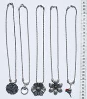 Collares de metal